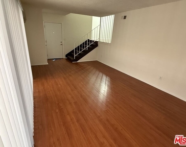 18444 Collins Street - Photo Thumbnail 3