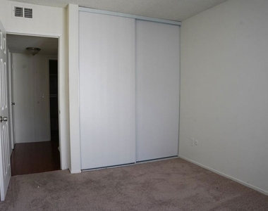 18444 Collins Street - Photo Thumbnail 9