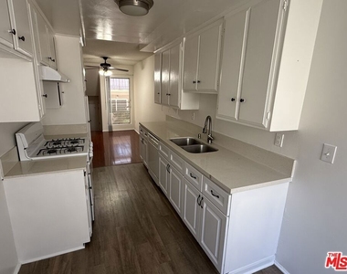 18444 Collins Street - Photo Thumbnail 6