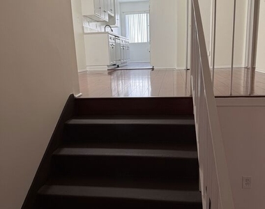 18444 Collins Street - Photo Thumbnail 4