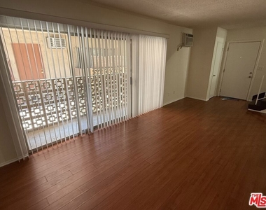 18444 Collins Street - Photo Thumbnail 2