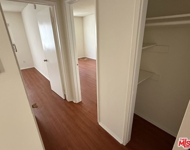 18444 Collins Street - Photo Thumbnail 8
