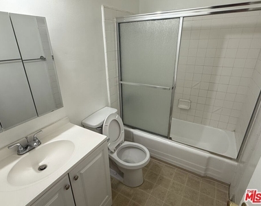 18444 Collins Street - Photo Thumbnail 11
