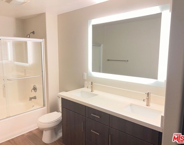 1040 Glendon Avenue - Photo Thumbnail 11