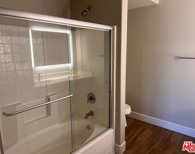 1040 E Glendon Avenue - Photo Thumbnail 5
