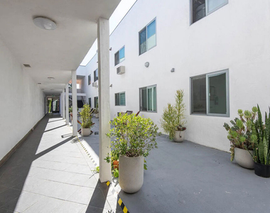 3933 Marathon Street - Photo Thumbnail 7