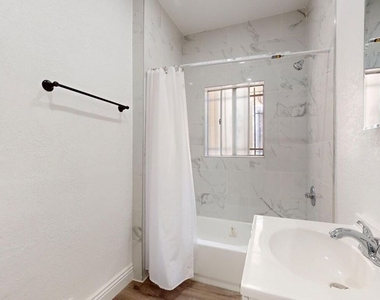 2318 1/2 W Jefferson Boulevard - Photo Thumbnail 15