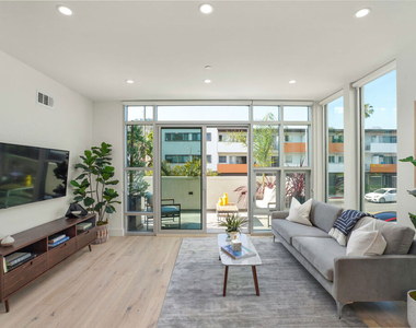 8210 Fountain Avenue - Photo Thumbnail 5