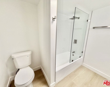 468 S Roxbury Drive - Photo Thumbnail 16
