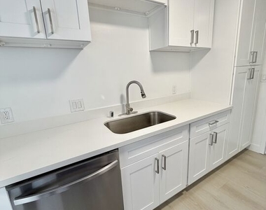 468 S Roxbury Drive - Photo Thumbnail 3