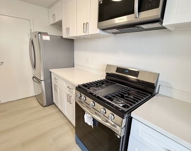 468 S Roxbury Drive - Photo Thumbnail 4