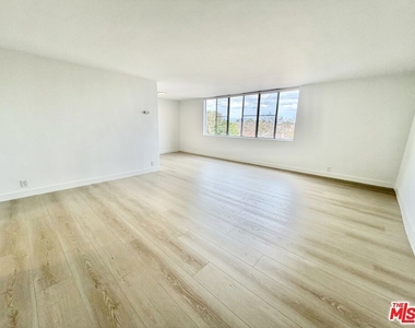 468 S Roxbury Drive - Photo Thumbnail 8