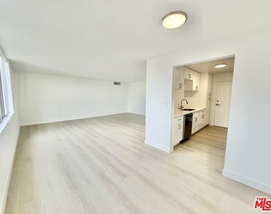 468 S Roxbury Drive - Photo Thumbnail 7