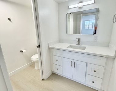 468 S Roxbury Drive - Photo Thumbnail 11