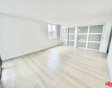 468 S Roxbury Drive - Photo Thumbnail 15