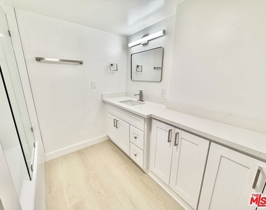 468 S Roxbury Drive - Photo Thumbnail 17