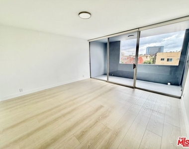 468 S Roxbury Drive - Photo Thumbnail 13