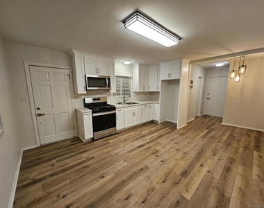 520 Glover Ave - Photo Thumbnail 4