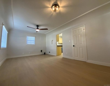 520 Glover Ave - Photo Thumbnail 2