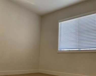520 Glover Ave - Photo Thumbnail 10