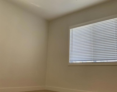 520 Glover Ave - Photo Thumbnail 9