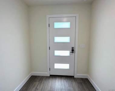 426 Sloane Ave - Photo Thumbnail 4