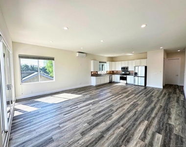 426 Sloane Ave - Photo Thumbnail 6