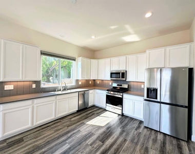 426 Sloane Ave - Photo Thumbnail 5