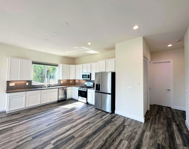 426 Sloane Ave - Photo Thumbnail 9