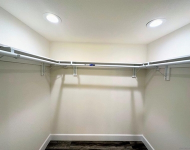 426 Sloane Ave - Photo Thumbnail 15