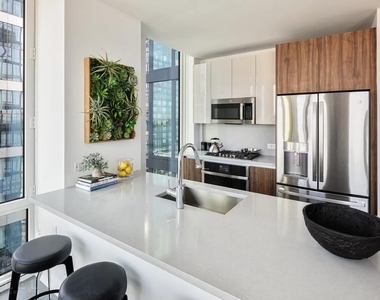 West 30th Street - Photo Thumbnail 2