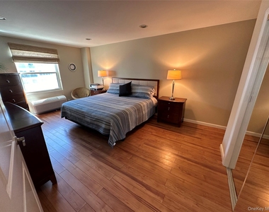 360 Shore Road - Photo Thumbnail 9