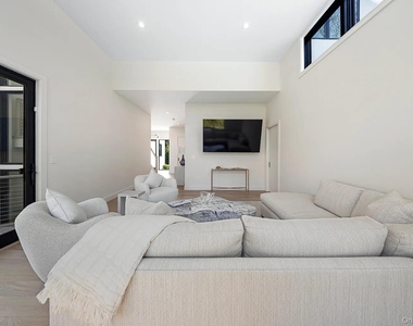 130 Highview Drive - Photo Thumbnail 5