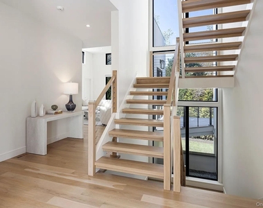 130 Highview Drive - Photo Thumbnail 6