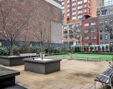 East 70th Street - Photo Thumbnail 6