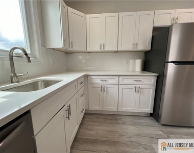 588 Livingston Avenue - Photo Thumbnail 9