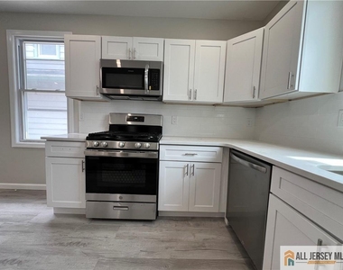 588 Livingston Avenue - Photo Thumbnail 8