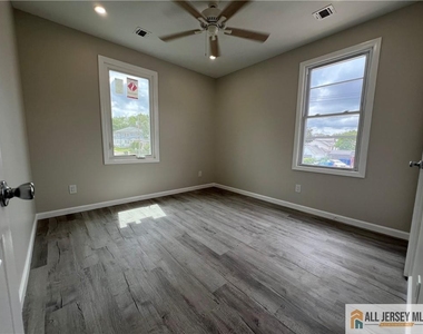 588 Livingston Avenue - Photo Thumbnail 14