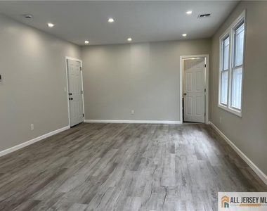 588 Livingston Avenue - Photo Thumbnail 11