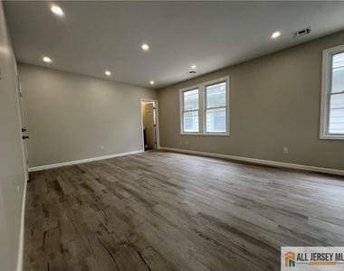 588 Livingston Avenue - Photo Thumbnail 16