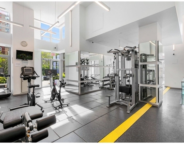 310 W 52nd Street - Photo Thumbnail 12