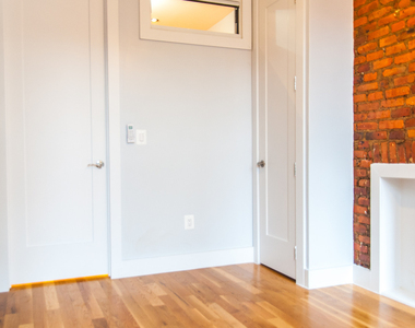 1128 Willoughby Ave - Photo Thumbnail 4