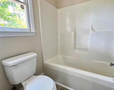 715 Ashburton Drive - Photo Thumbnail 9
