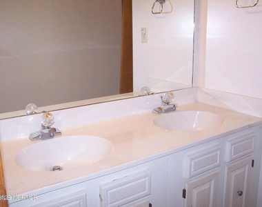 220 Foxkroft Drive - Photo Thumbnail 15