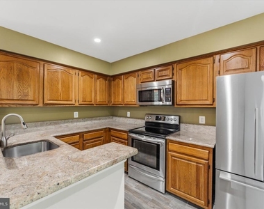 1431 Newport Springs Court - Photo Thumbnail 7