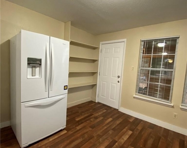 403 Pedernales St - Photo Thumbnail 8