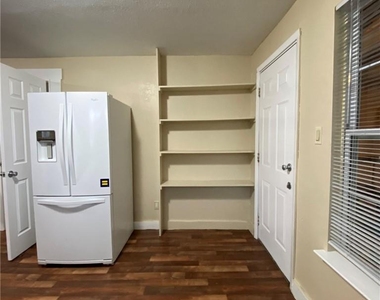 403 Pedernales St - Photo Thumbnail 9
