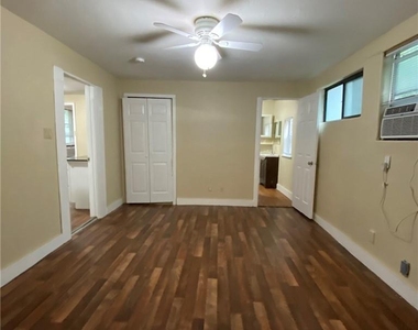 403 Pedernales St - Photo Thumbnail 3