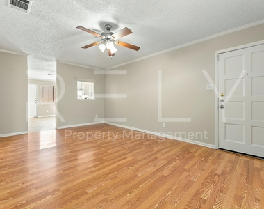 205 W William Cannon Dr - Photo Thumbnail 10