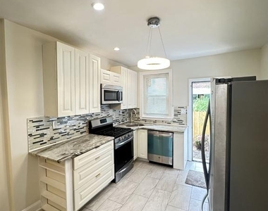 6010 N Lambert Street - Photo Thumbnail 5